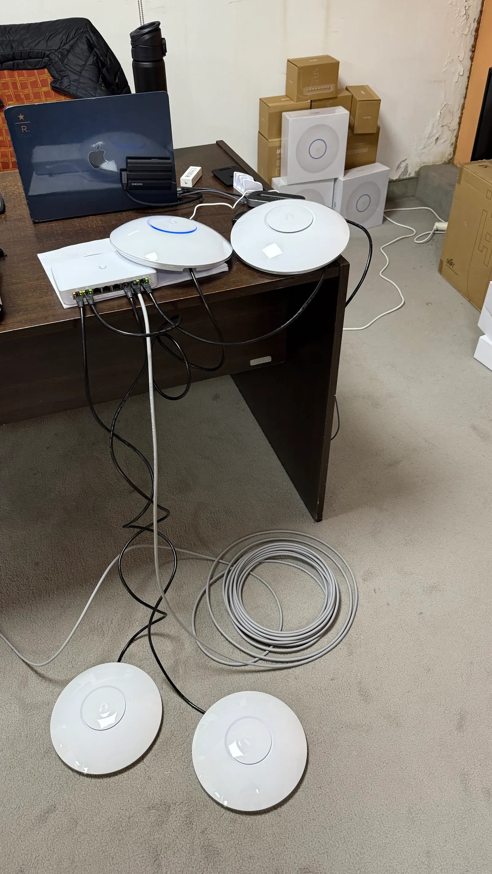 Access points UniFi preparados para instalar