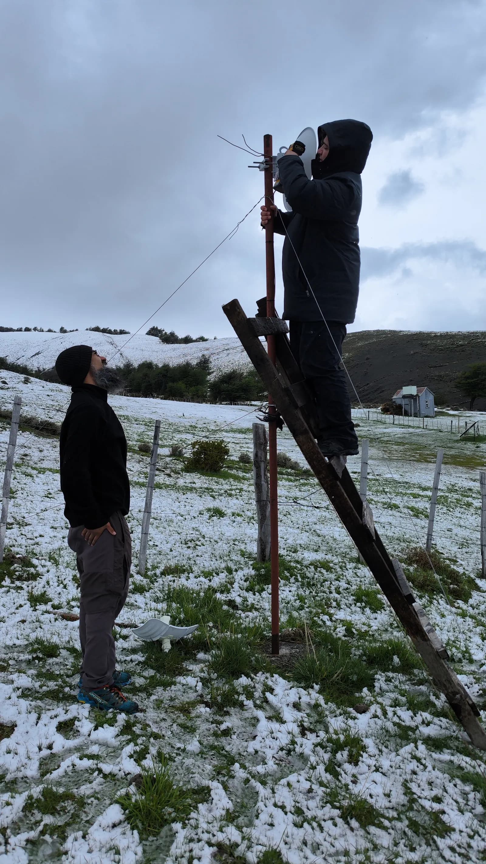 Antena satelital instalada en campo, con nieve