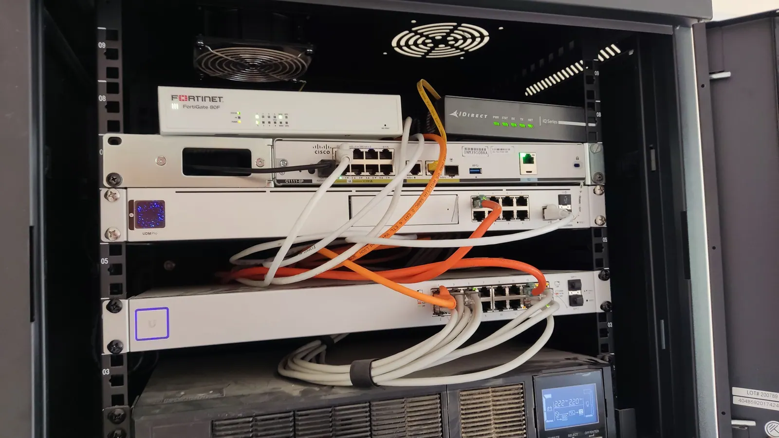 Rack de comunicaciones con firewall y enlace satelital, instalado por TecnoMagallanes