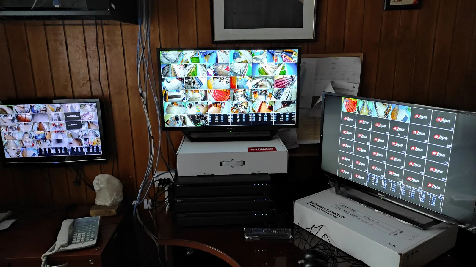 Sala de monitoreo con pantallas