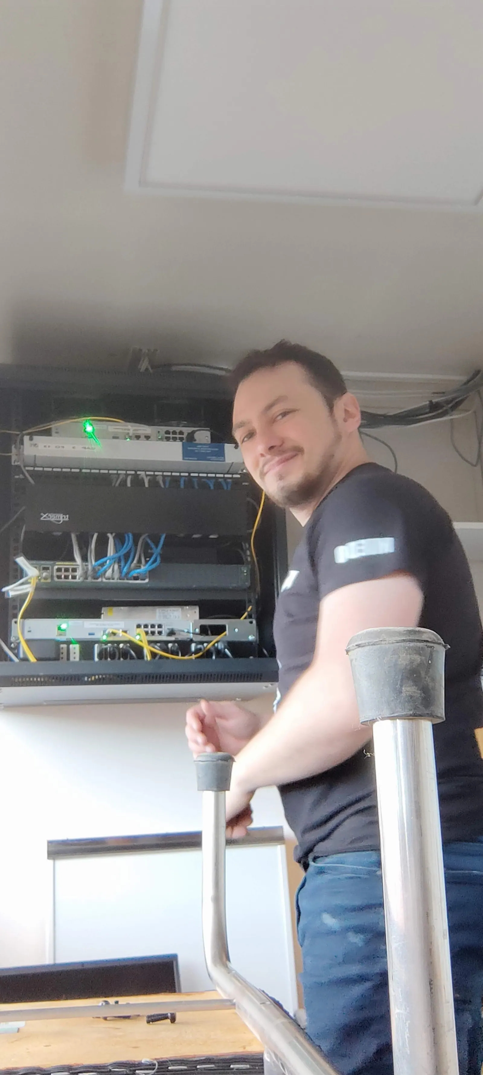 Técnico instalando un rack en altura