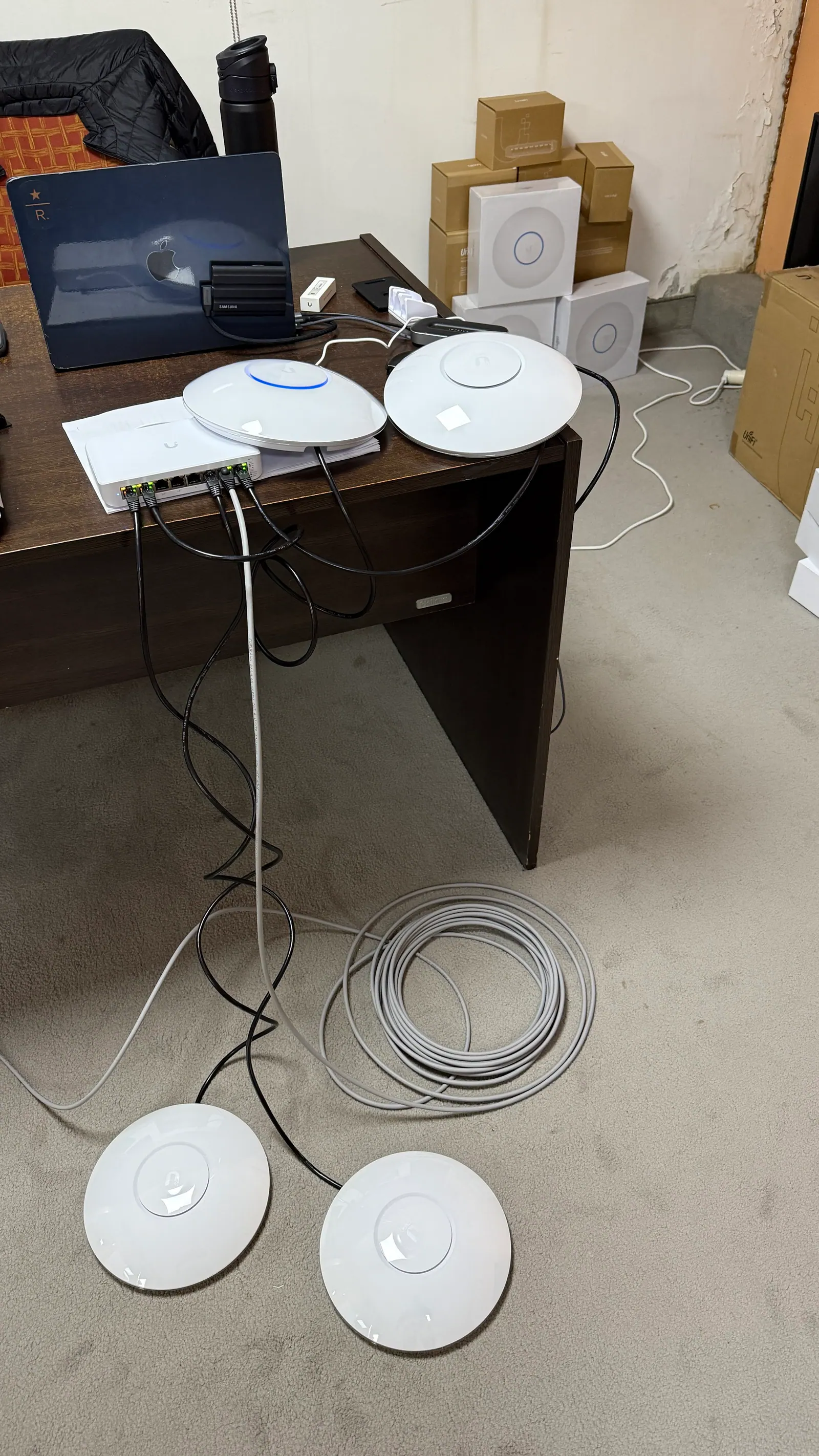 Puntos de acceso UniFi preparados sobre una mesa