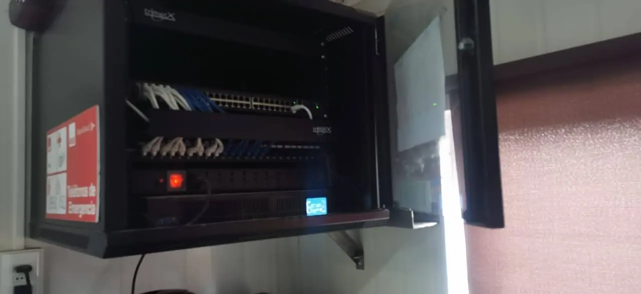 Gabinete de comunicaciones instalado en una empresa