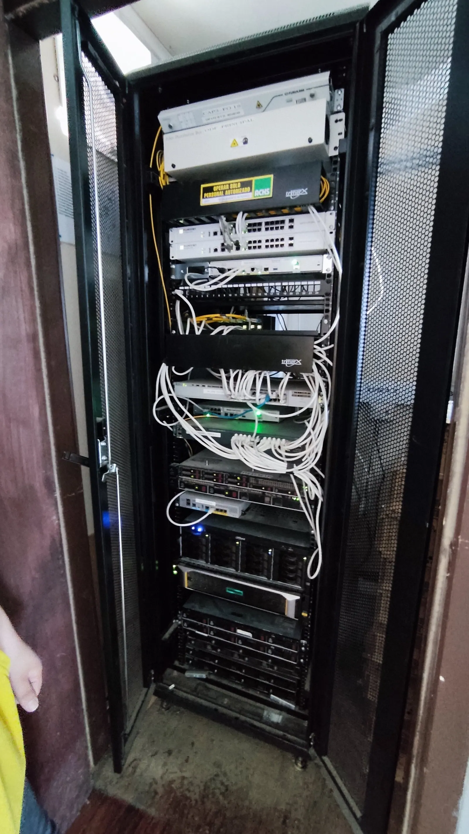 Rack de servidores HP instalado